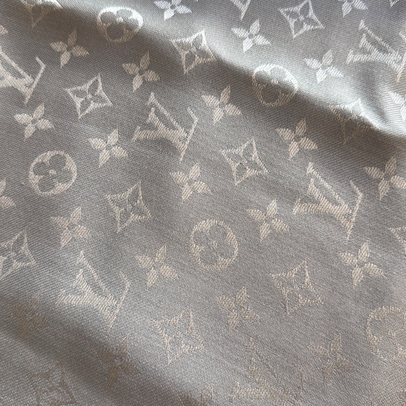 NWOT Louis Vuitton Monogram Classic Shawl in Grey Souris. - Picture 1 of 7